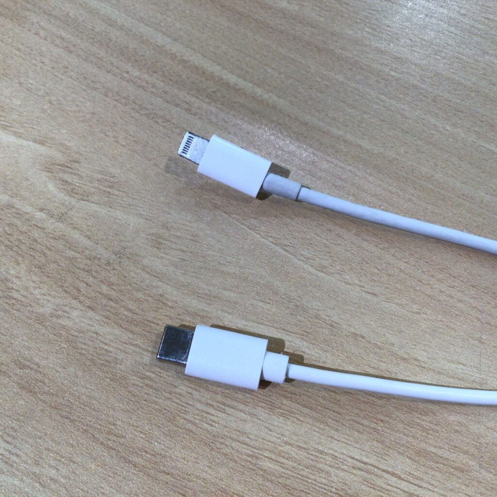 アイフォンの充電器です。 iPhone4s 充電ケーブル 25cm 1.5m iPhons3Gs iPad2 iPod nano